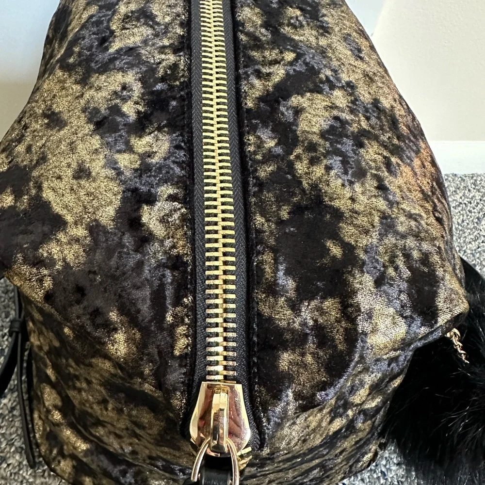 NWOT: triangular shape knapsack - Picture 2 of 8